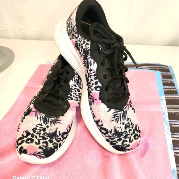 SKETCHES  MEMORT FOAM RUNNERS - Picture 1 of 4